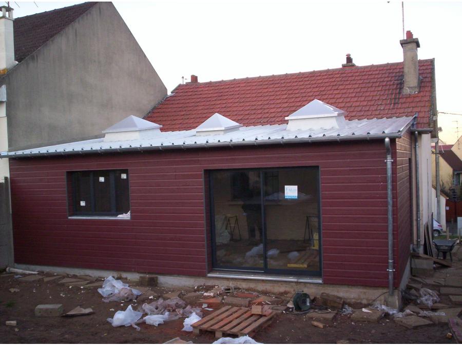 Maison après travaux, avec extension en ossature bois et bardage composite